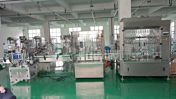 haha体育
车间液体灌装机实拍展示图
