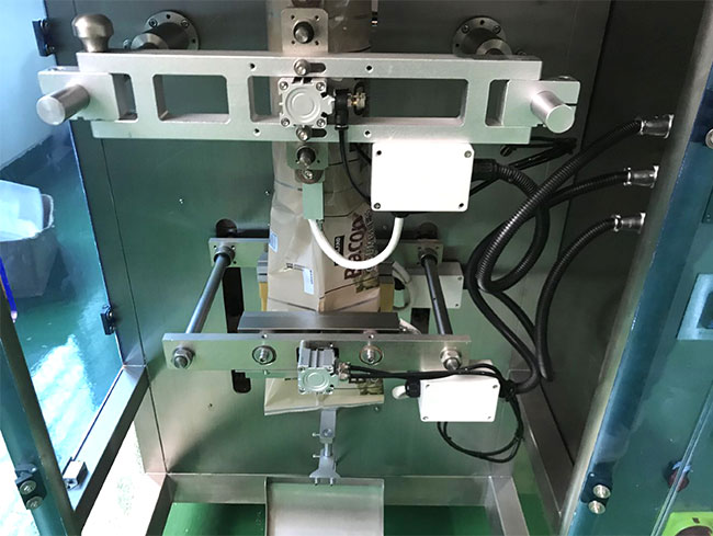 小型液体袋装haha体育灌装机细节实拍