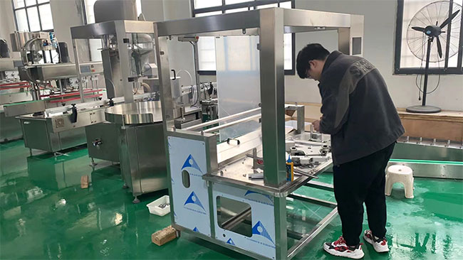 haha体育
定量液体灌装机源头厂家车间设备展示