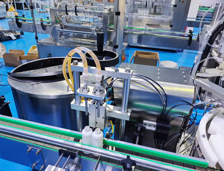 haha体育液体灌装旋盖一体机-灌装机实拍