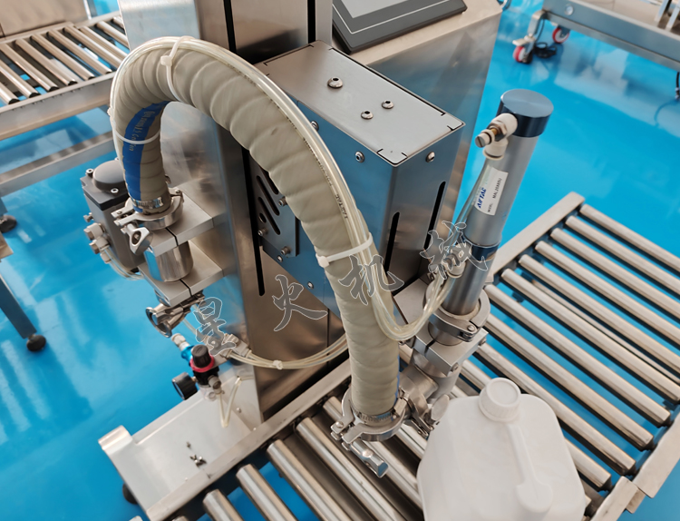 单头25kg液体称重灌装机实拍