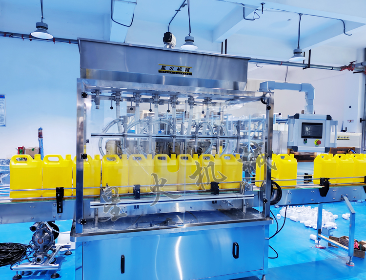 液体自动灌装机|玻璃防冻液灌装机实拍