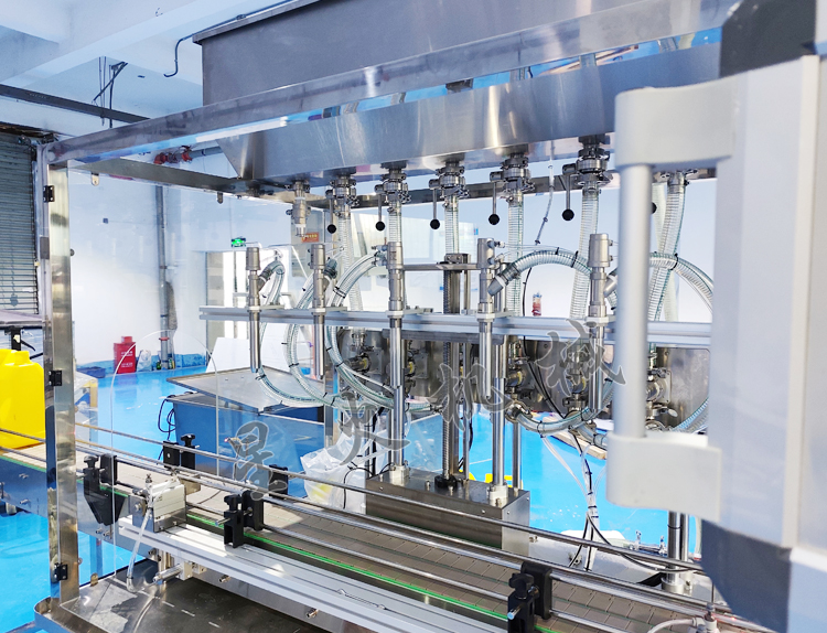 液体自动灌装机|玻璃防冻液灌装机实拍