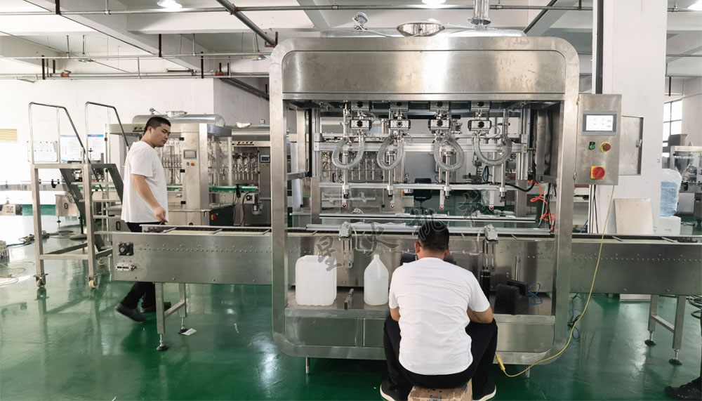 haha体育调味汁灌装机设备展示