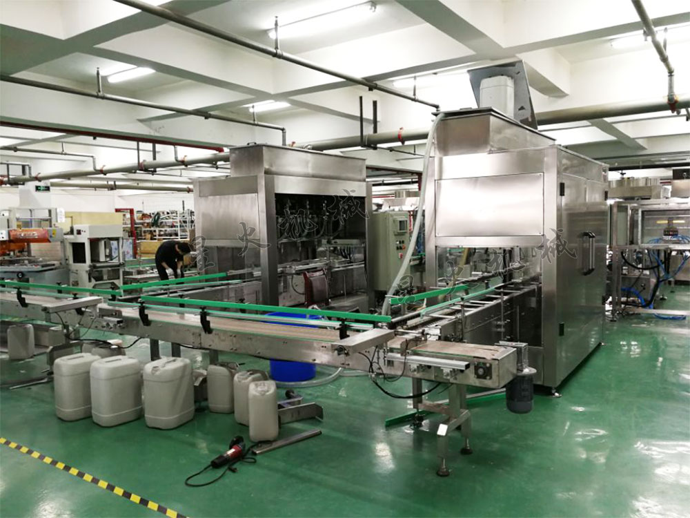 haha体育调味汁灌装机设备展示